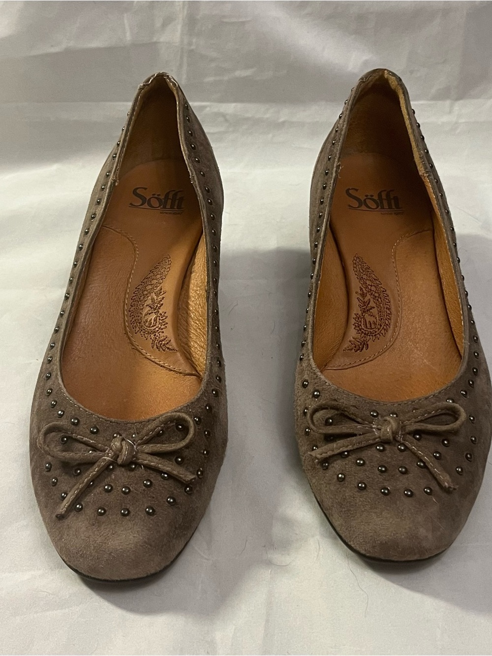 Sofft Taupe Suede Studded Bow Heels 6W